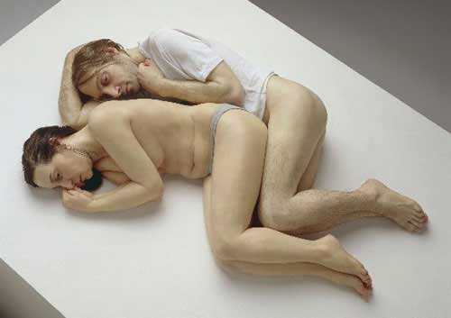 Escultura de Ron Mueck, Spooning Couple 2005 
