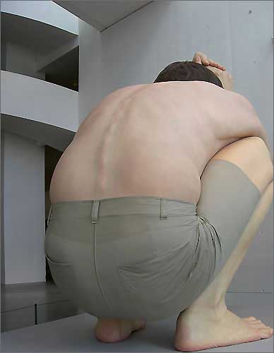 Escultura de Ron Mueck, espalda Boy